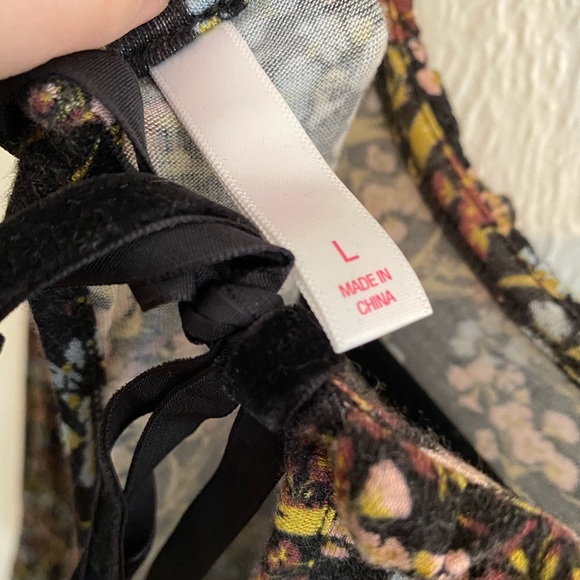 Mock Neck Floral Top - Picture 4 of 4